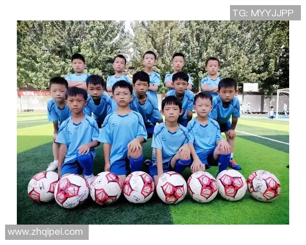 孩子们在绿茵场上尽情挥洒汗水踢足球收获快乐与友谊的成长之旅 孩子们在绿茵场上尽情挥洒汗水踢足球收获快乐与友谊的成长之旅